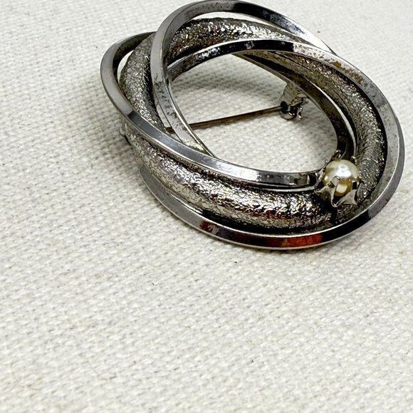 Vintage Open Twisted Circle Brooch Silver-Tone Faux Pearl Mid-Century Classic‎ - Picture 3 of 10